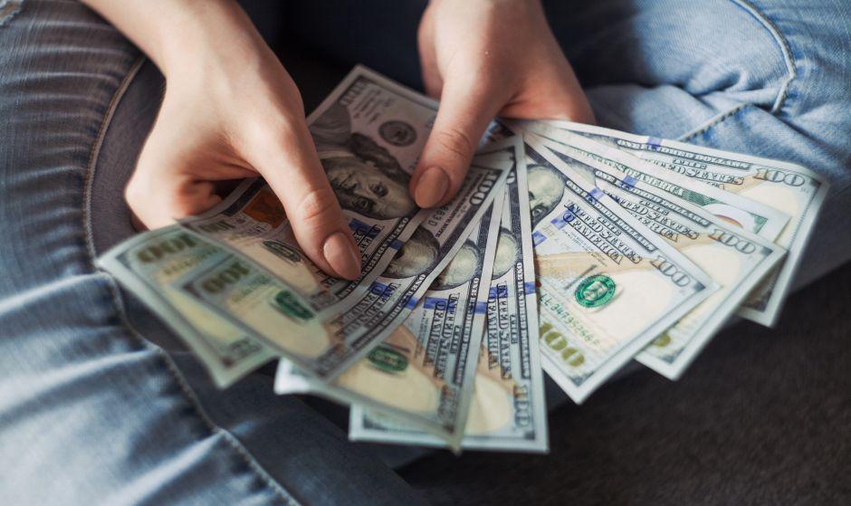 person-holding-100-us-dollar-banknotes-2068975-e1585491702386