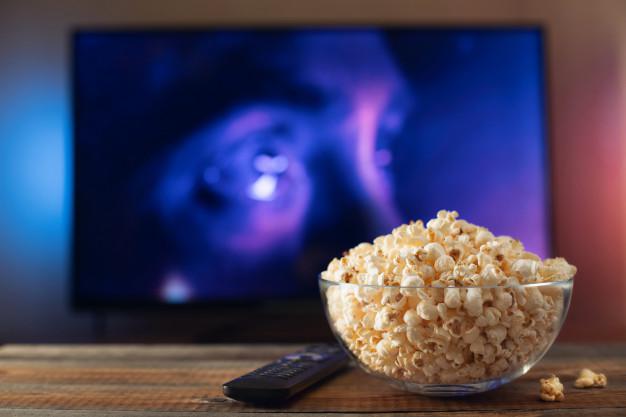 bol-vidrio-palomitas-maiz-television-funcionamiento_79782-67